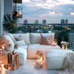 Jak zaaranżować balkon w stylu glamour z narożnikiem i dekoracyjnym oświetleniem