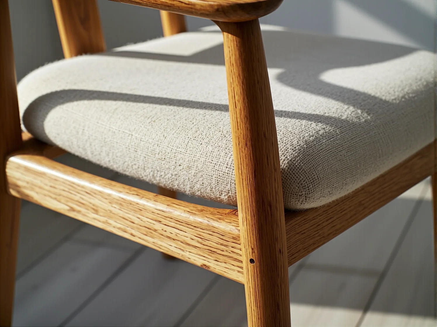 Zbliżenie na fakturę lnianej tkaniny obiciowej na sofie, przykład ekologicznego materiału w meblach scandi.