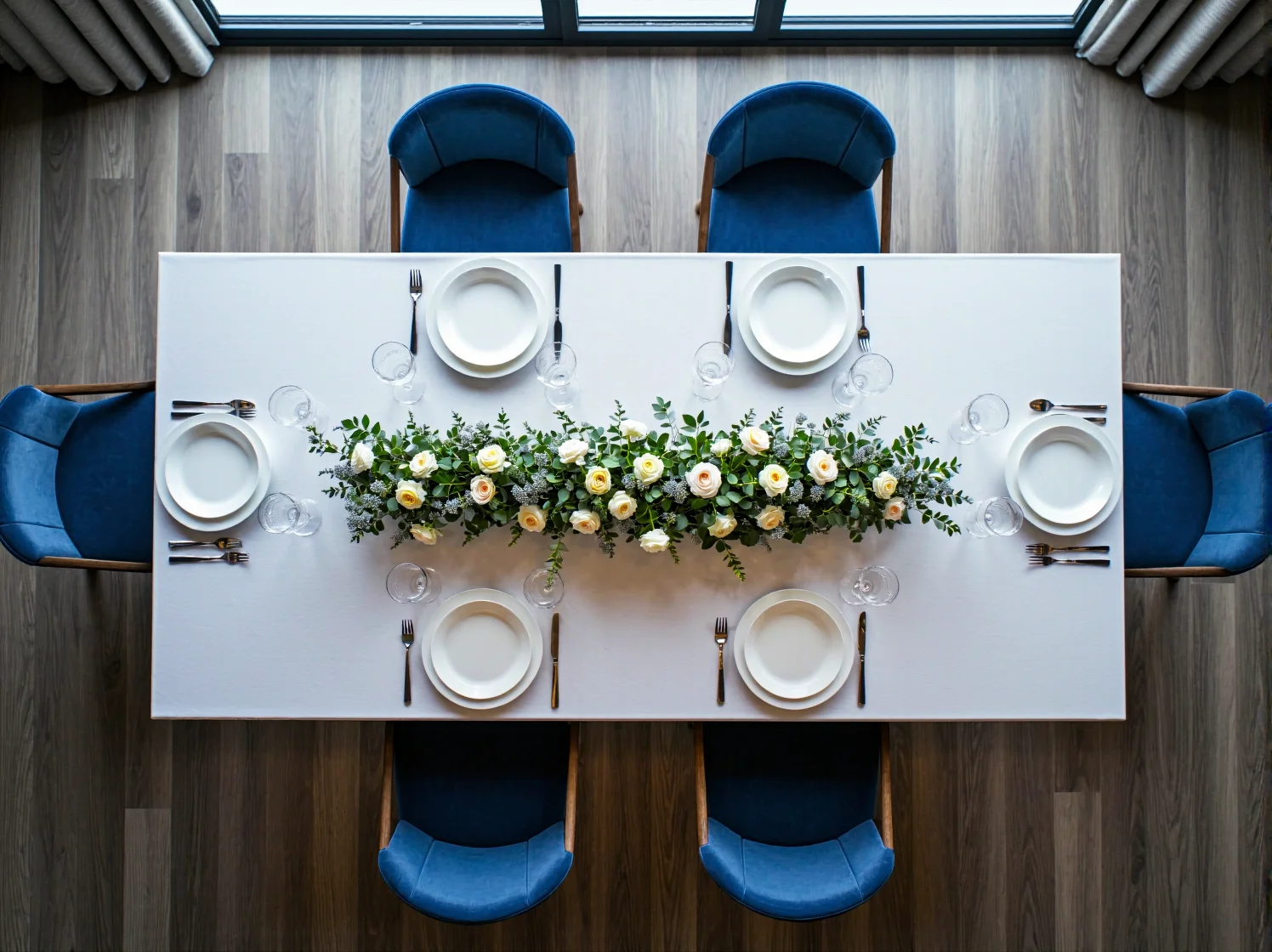 Duży rozkładany stół dębowy z krzesłami, idealny na rodzinne przyjęcia i święta.