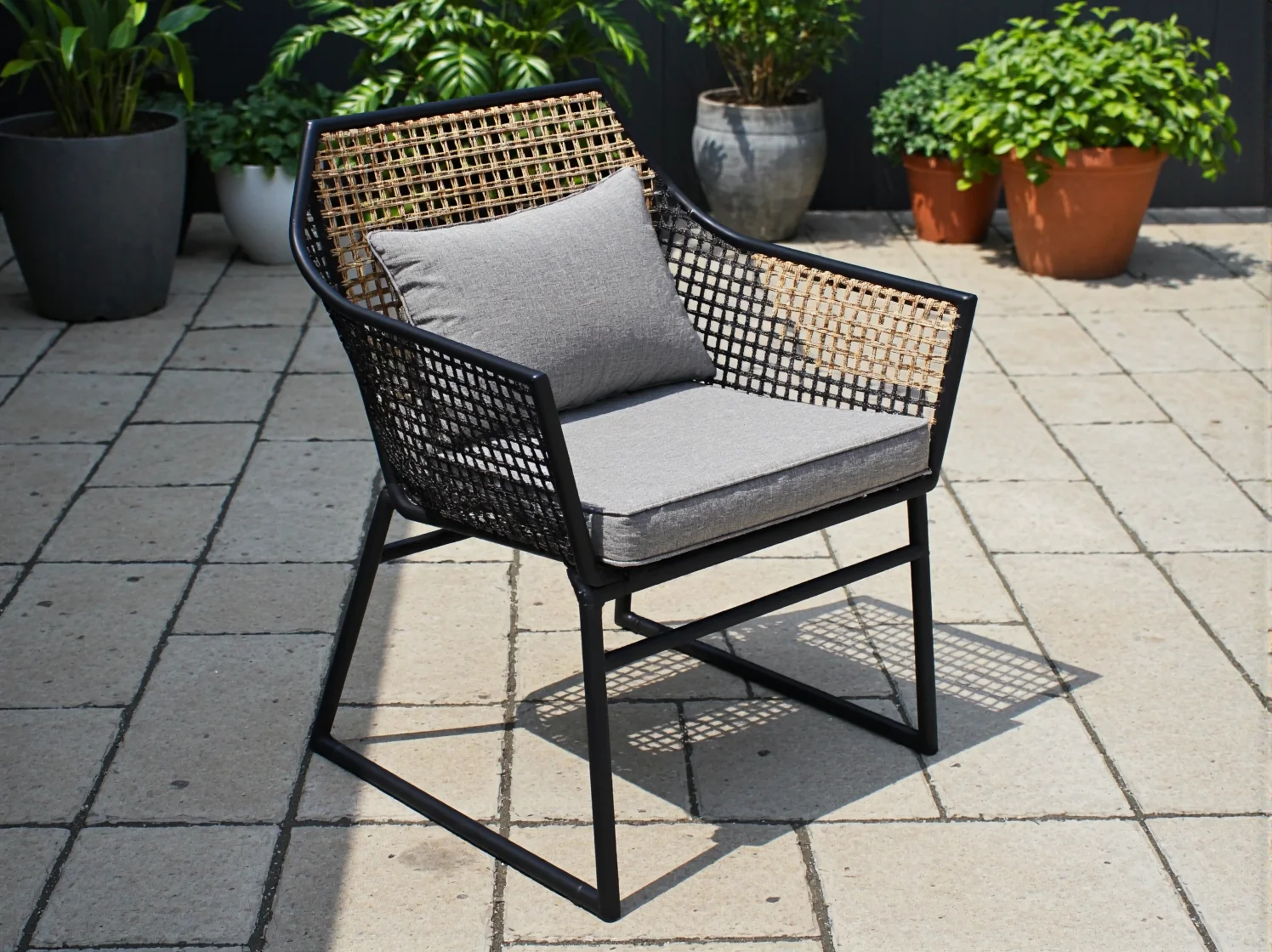 Detale konstrukcji nowoczesnych mebli tarasowych wykonanych z odpornego metalu